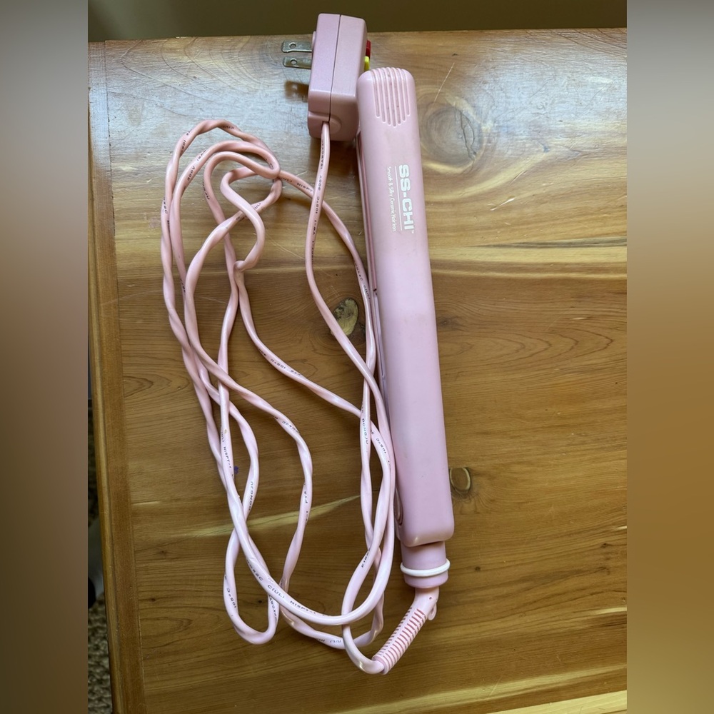 SS-CHI Pink ceramic Hair Straightener Used but in good condition